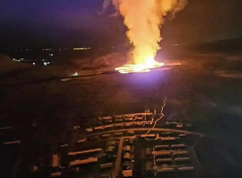 ERUZIONE DEL VULCANO VICINO GrindavIk 