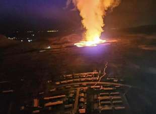 ERUZIONE DEL VULCANO VICINO GrindavIk