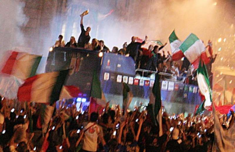 FESTEGGIAMENTI SUL PULLMAN DOPO LA VITTORIA DEL MONDIALE 2006