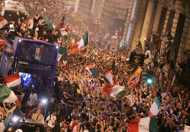 FESTEGGIAMENTI SUL PULLMAN DOPO LA VITTORIA DEL MONDIALE 2006