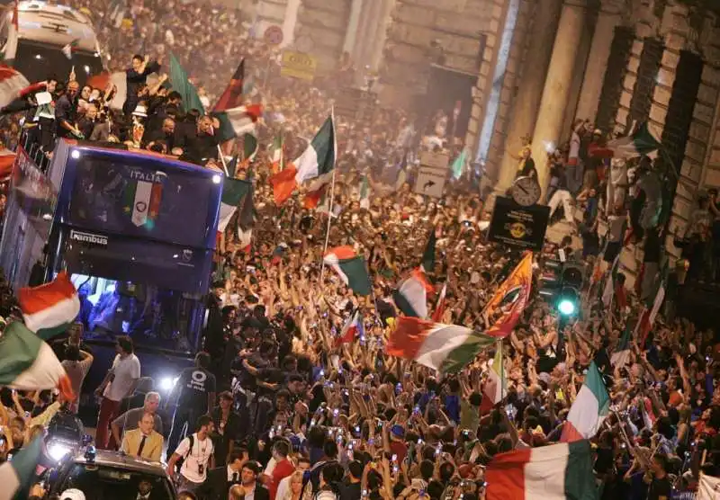 FESTEGGIAMENTI SUL PULLMAN DOPO LA VITTORIA DEL MONDIALE 2006 