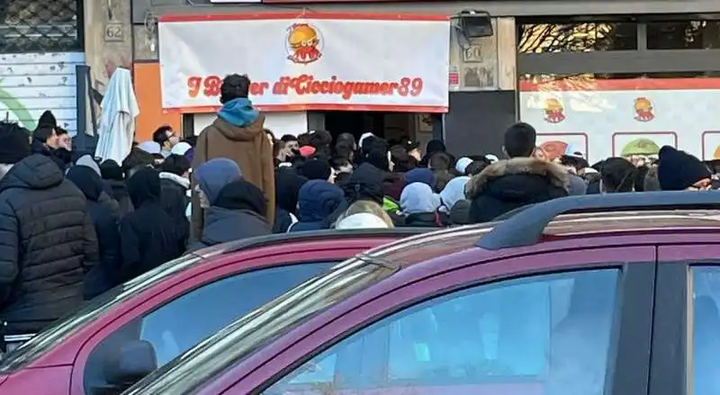 fila davanti alla panineria di cicciogamer89 2