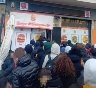 fila davanti alla panineria di cicciogamer89 5