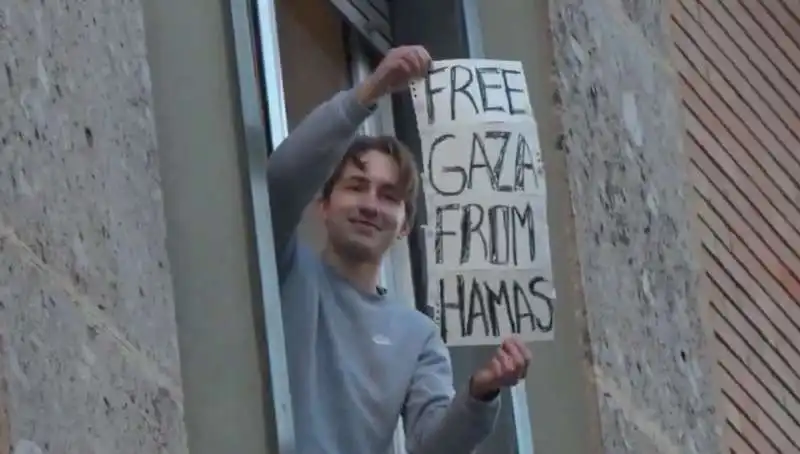 FREE GAZA FROM HAMAS - RAGAZZO ALLA FINESTRA SFIDA I MANIFESTANTI FILO-PALESTINESI A MILANO