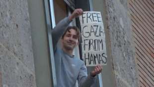 FREE GAZA FROM HAMAS - RAGAZZO ALLA FINESTRA SFIDA I MANIFESTANTI FILO-PALESTINESI A MILANO