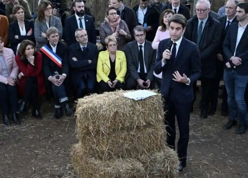 gabriel attal tra gli agricoltori in protesta 