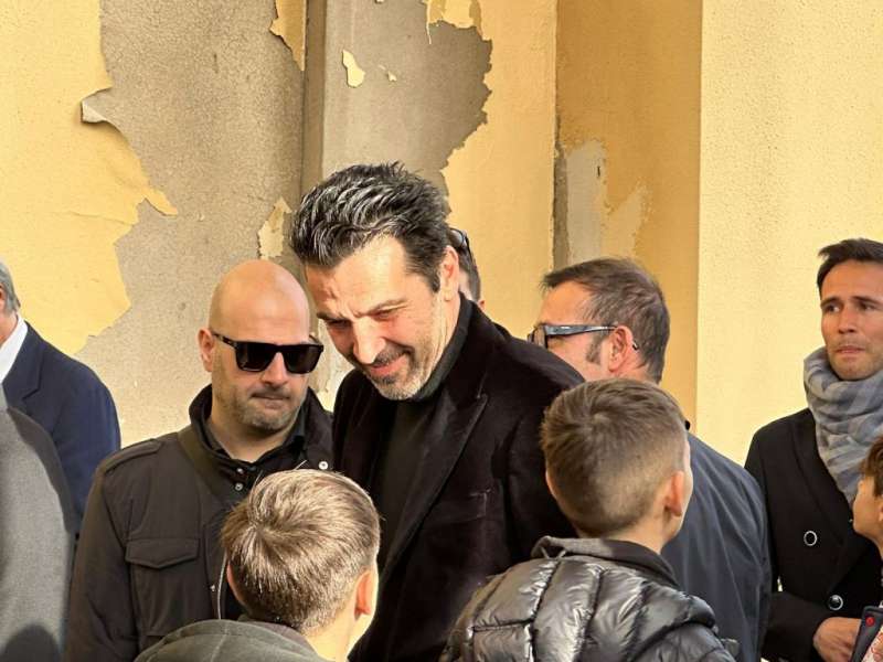 GIGI BUFFON AI FUNERALI DI GIGI RIVA