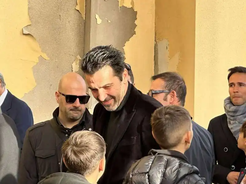 GIGI BUFFON AI FUNERALI DI GIGI RIVA 