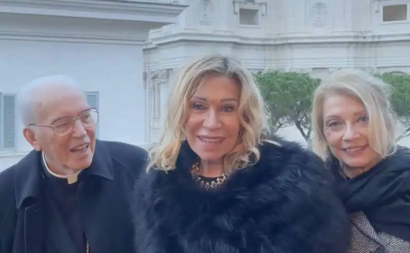 giovan battista re   melania rizzoli   francesca nanni   in vaticano