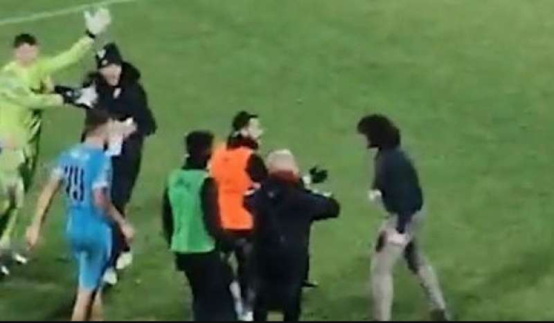 il padre di cristian shpendi aggredisce portiere dell'olbia 6