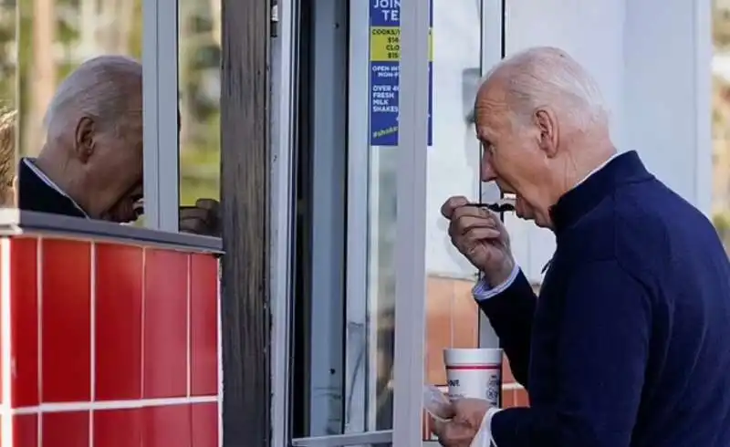 JOE BIDEN  MANGIA IL GELATO 