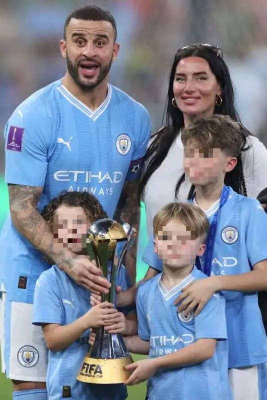 kyle walker con la moglie annie kilner e i tre figli 