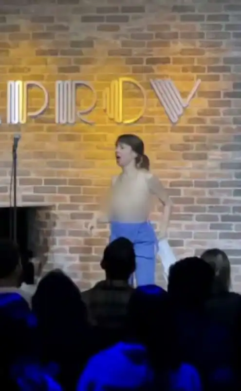 la comica natasha leggero si spoglia sul palco     2