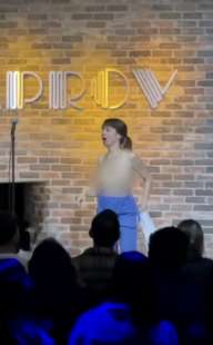 la comica natasha leggero si spoglia sul palco 2