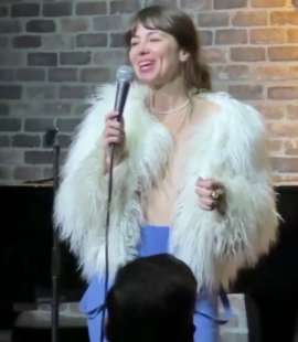 la comica natasha leggero si spoglia sul palco 9