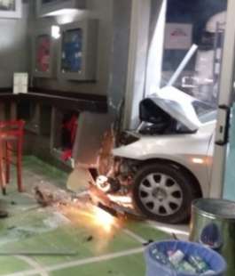 LADRO SI SCHIANTA CON UN'AUTO CONTRO UNA PANINOTECA A TIVOLI