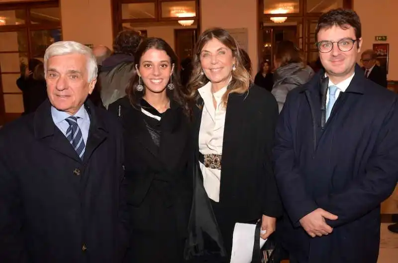 luigi chiariello con i figli giovanni e annamaria e la moglie raffaella  foto di bacco