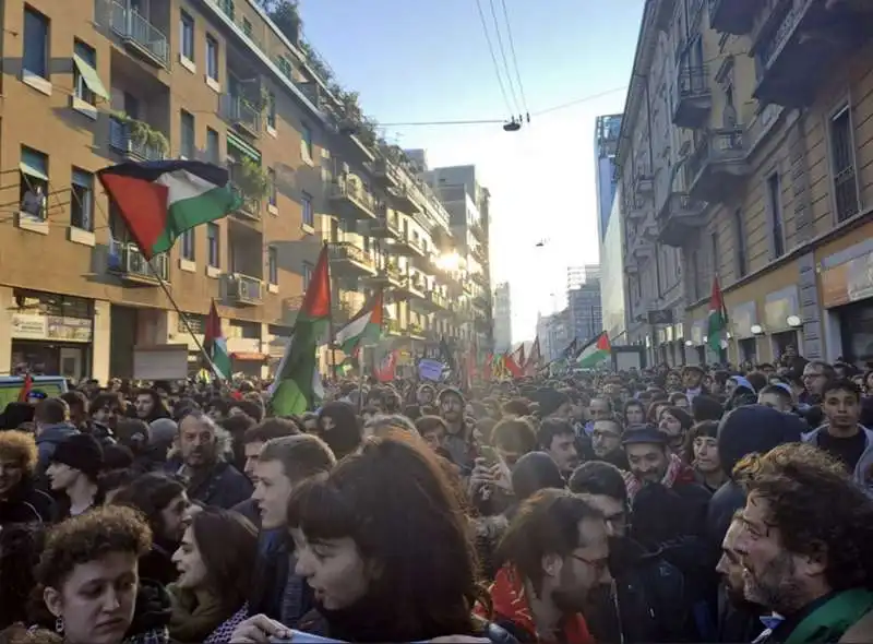 manifestazione pro palestina nel giorno della memoria a milano  