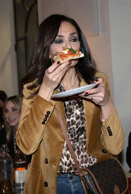 maria grazia cucinotta mangia la pinsa  foto di bacco