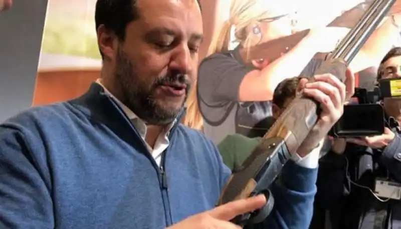 matteo salvini con un fucile