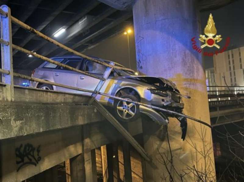 MESTRE - AUTO SFONDA IL GUARDRAIL E RESTA IN BILICO