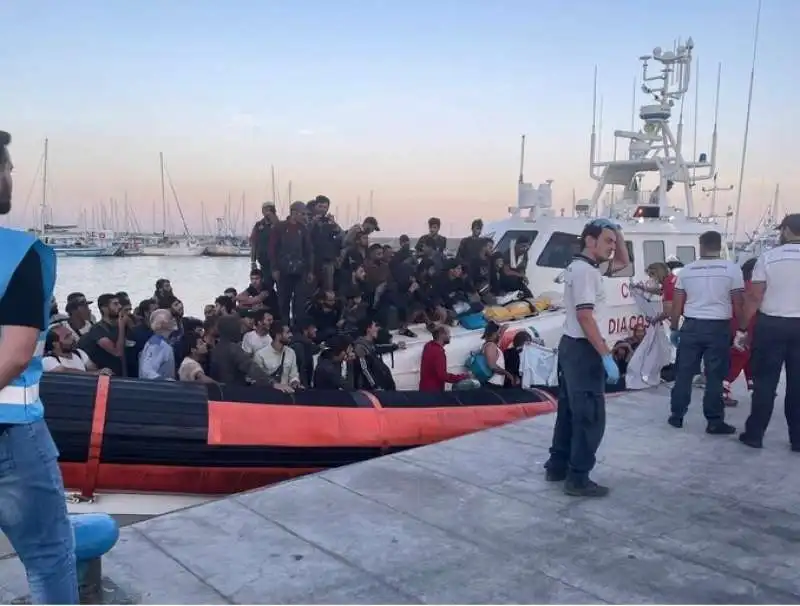 MIGRANTI SBARCATI A ROCCELLA JONICA