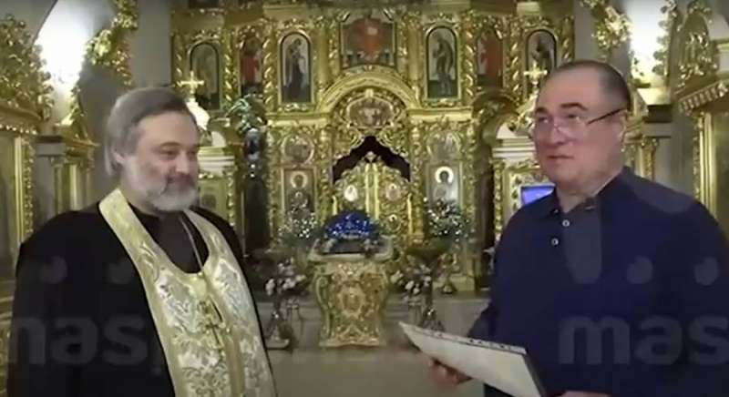 Mikhail Danilov dona la reliquia di san nicola a un parroso