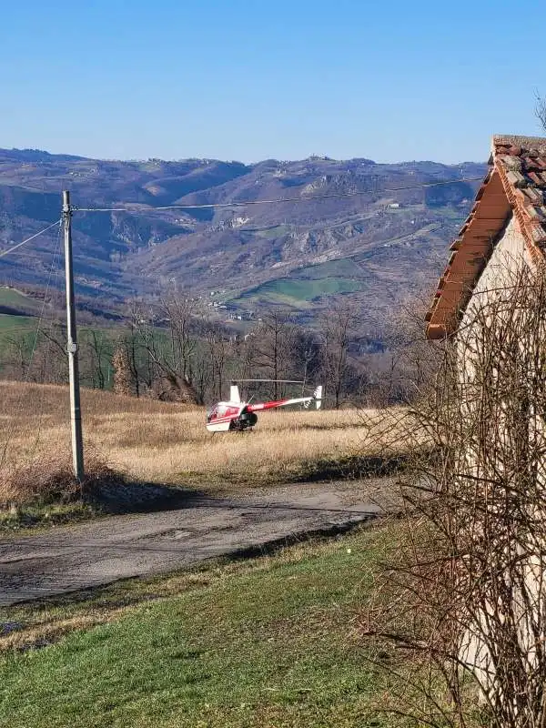 MODENA - CLIENTI ARRIVANO AL RISTORANTE IN ELICOTTERO 