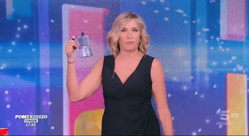 myrta merlino con la caffettiera a pomeriggio 5 