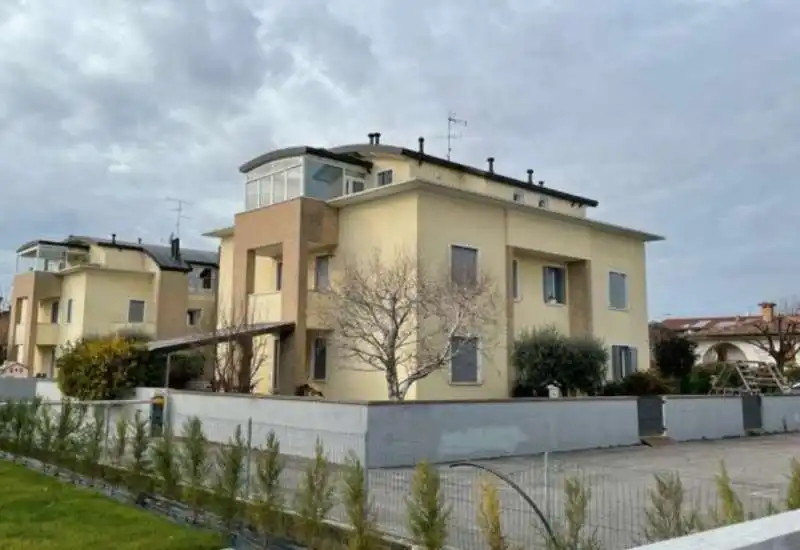 papa lancia la figlia dal balcone a cinto caomaggiore  3