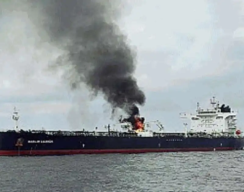 PETROLIERA MARLIN LUANDA IN FIAMME NEL GOLFO DI ADEN 