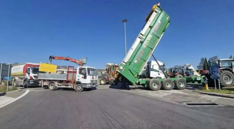 protesta degli agricoltori al casello di orte   1