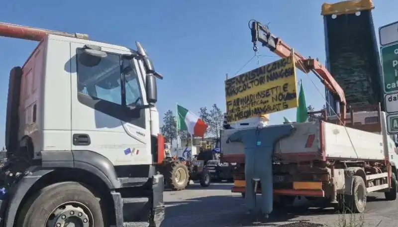 protesta degli agricoltori al casello di orte   2