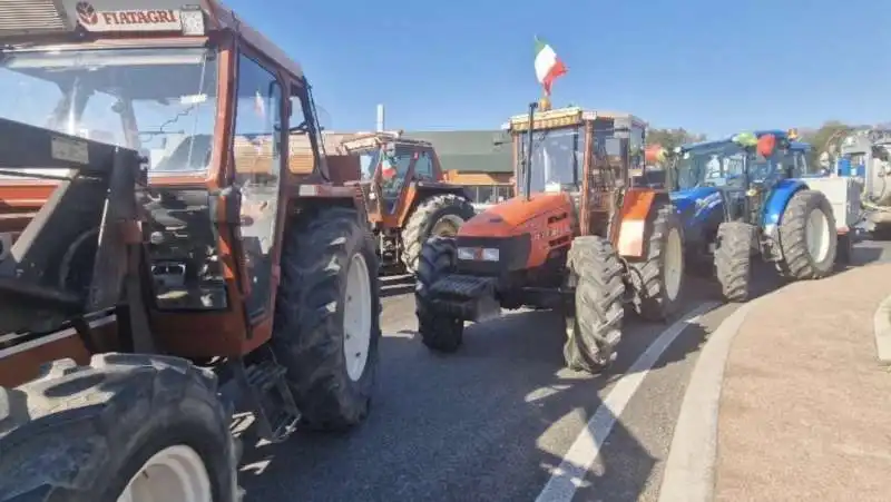 protesta degli agricoltori al casello di orte   3