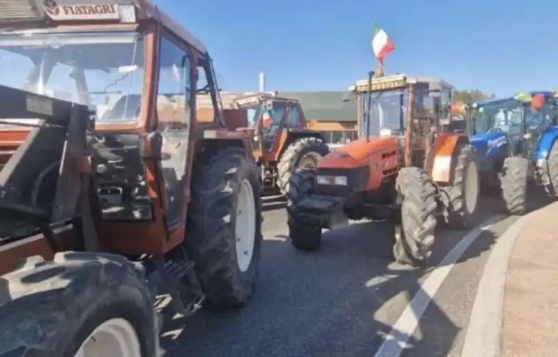 protesta degli agricoltori al casello di orte   5