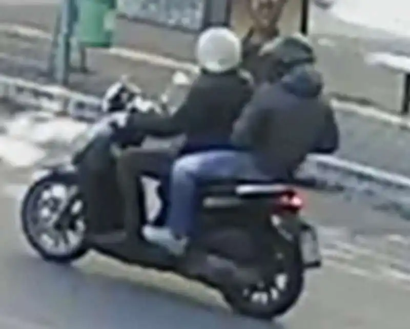 rapina a bordo di uno scooter