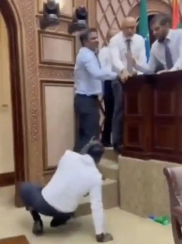 rissa nel parlamento delle maldive   2