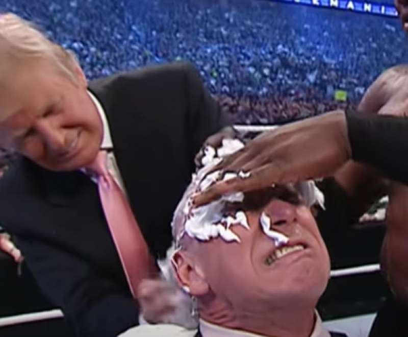 donald trump rasa i capelli di vince mcmahon a wrestlemania 23