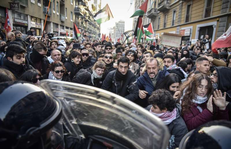 scontri con la polizia alla manifestazione pro palestina milano 1