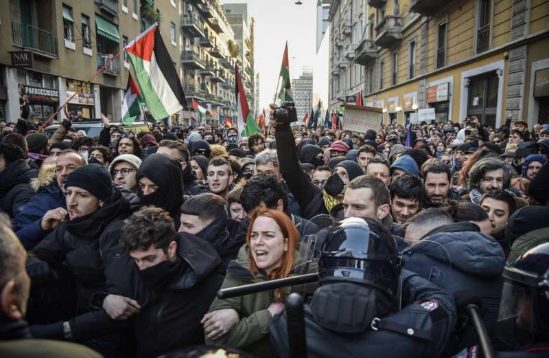 scontri con la polizia alla manifestazione pro palestina milano 2