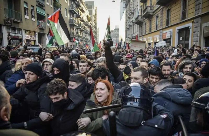 scontri con la polizia alla manifestazione pro palestina   milano     2