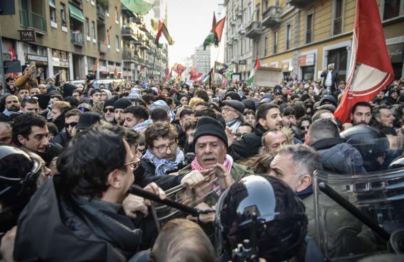 scontri con la polizia alla manifestazione pro palestina milano 3