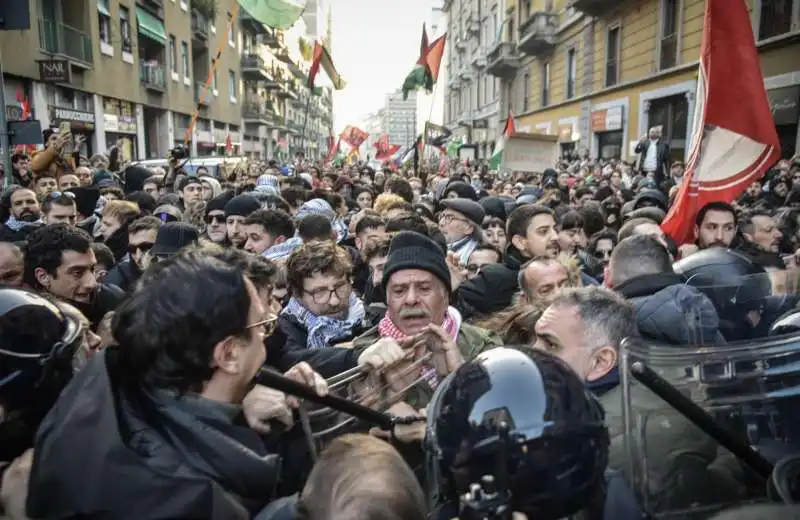 scontri con la polizia alla manifestazione pro palestina   milano     3