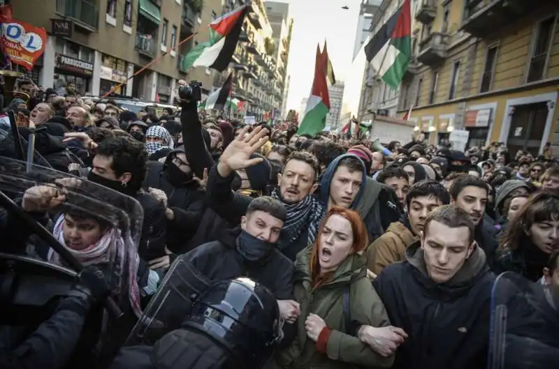 scontri con la polizia alla manifestazione pro palestina   milano     4