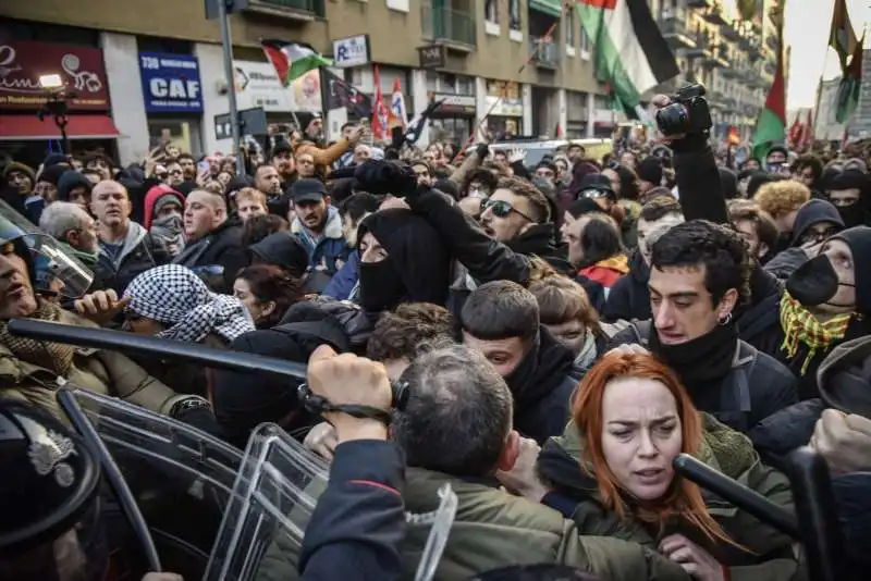 scontri con la polizia alla manifestazione pro palestina   milano     5