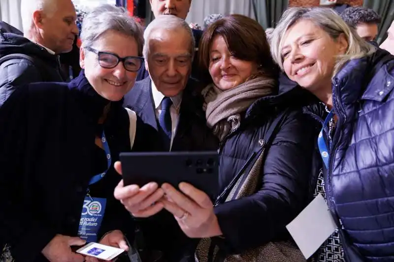 SELFIE CON GIANNI LETTA ALLA CONVENTION PER I 30 ANNI DI FORZA ITALIA 