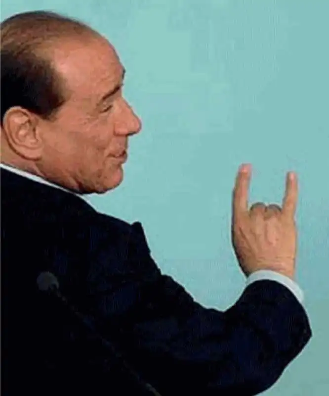 silvio berlusconi fa le corna