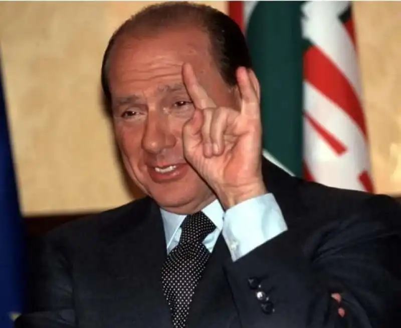 silvio berlusconi fa le corna