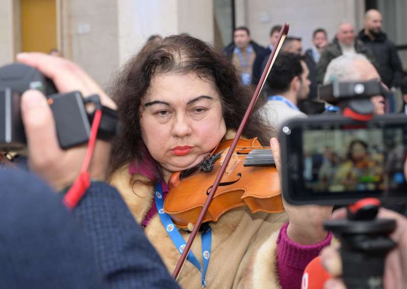 simpatizzante di forza italia suona il violino foto di bacco