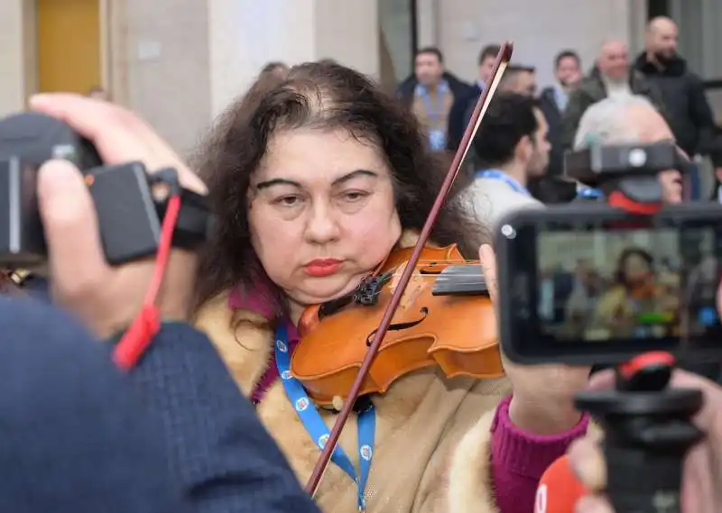 simpatizzante di forza italia suona il violino  foto di bacco